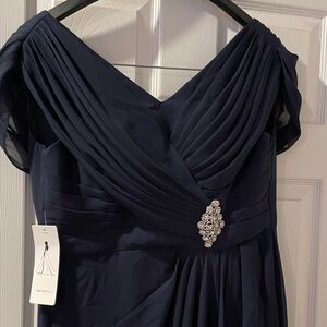 Elegant Navy Blue Evening Dress with Sparkle Detail
Fierie